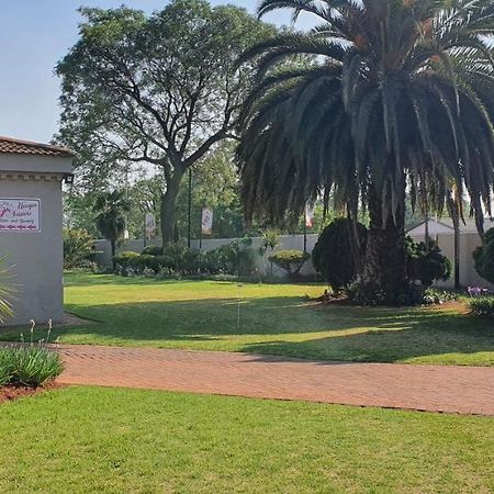 Life Tours & Accommodation Boksburg Eksteriør bilde
