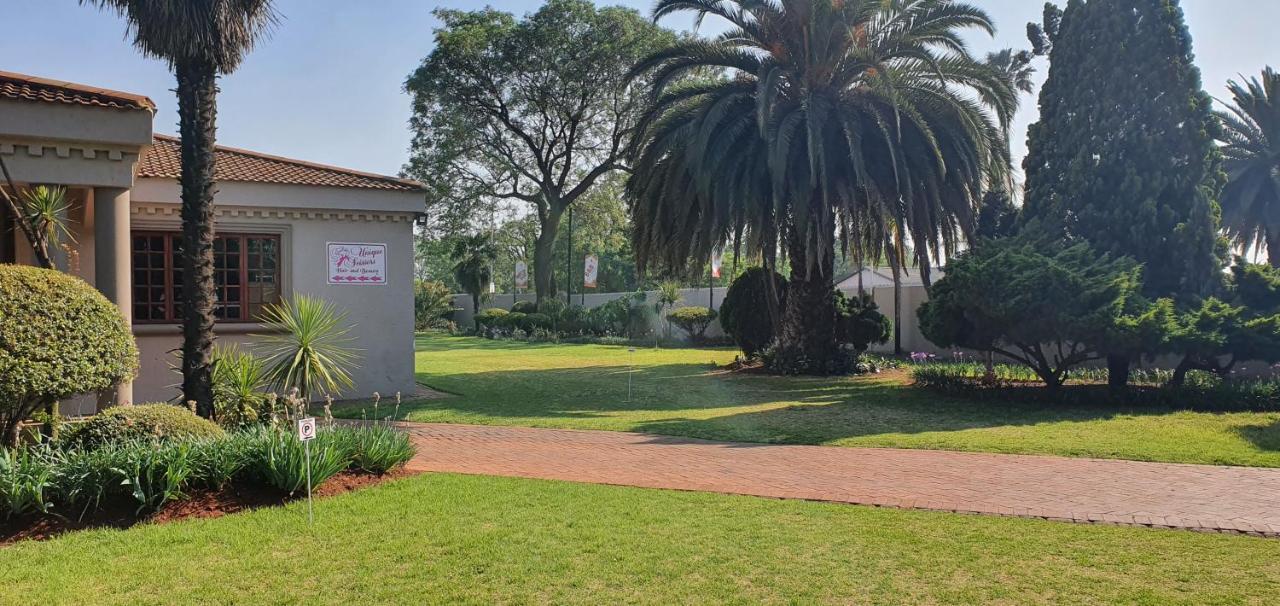 Life Tours & Accommodation Boksburg Eksteriør bilde